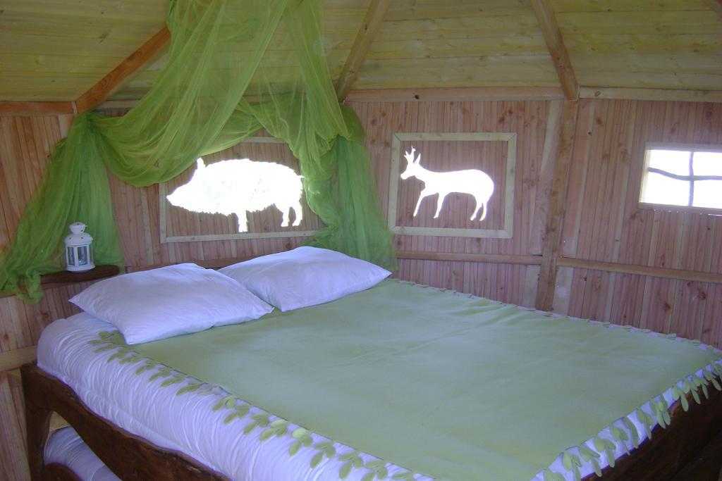 Les Cabanes De Chanteclair Chalais  Buitenkant foto